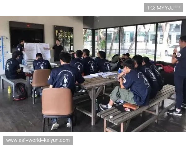 世界拳击青训学院开展国际教练互访项目